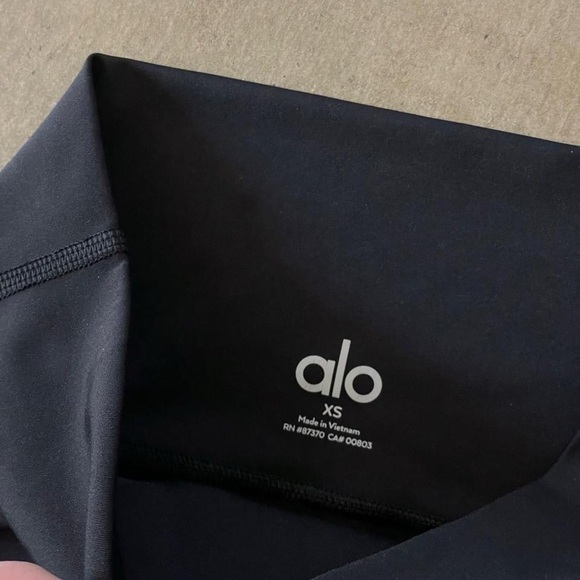 Alo Yoga black airlift shorts 3” - Picture 3 of 4